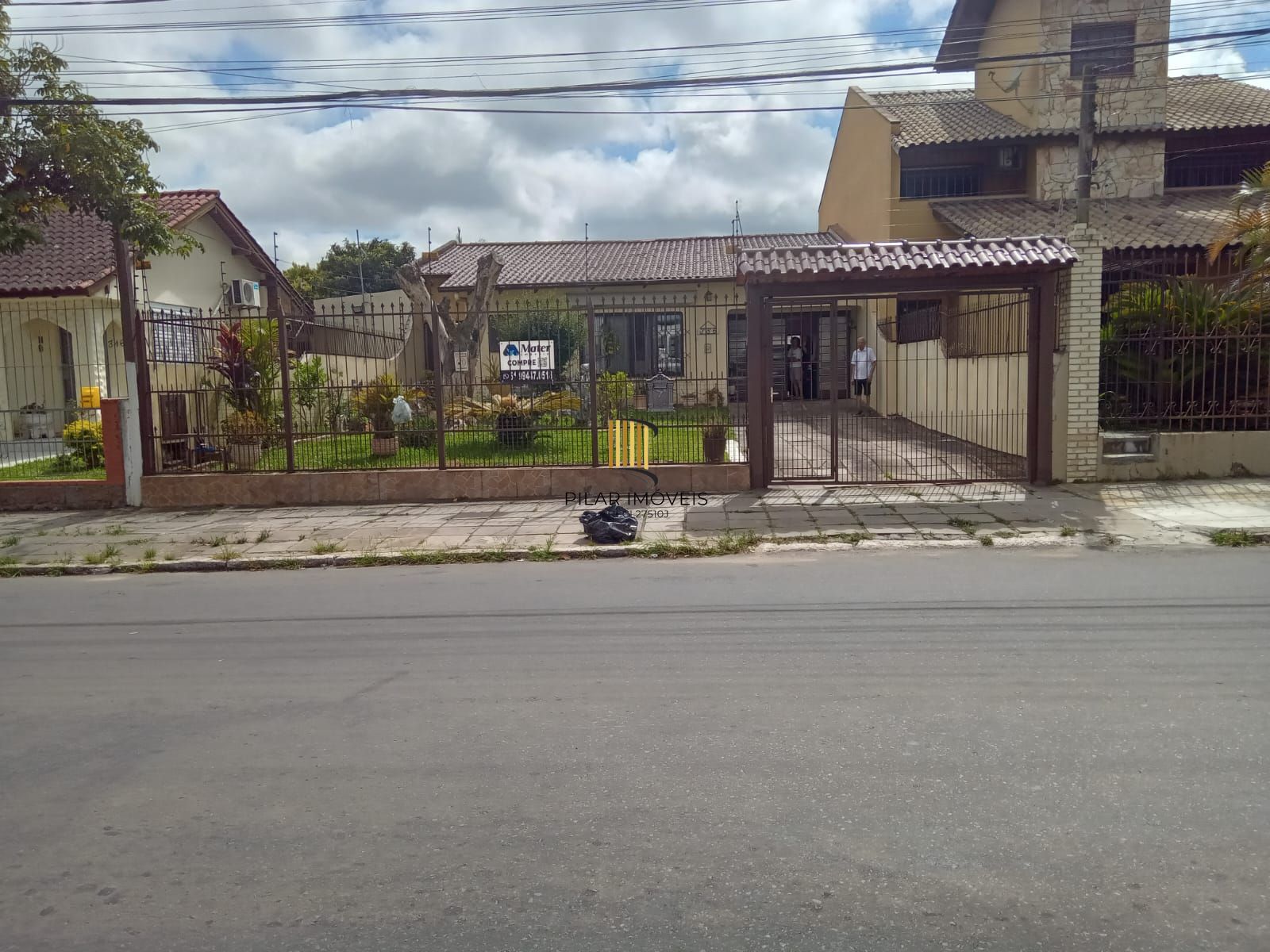 Casa com 3 dormitórios suíte , garagem para 3 carros !