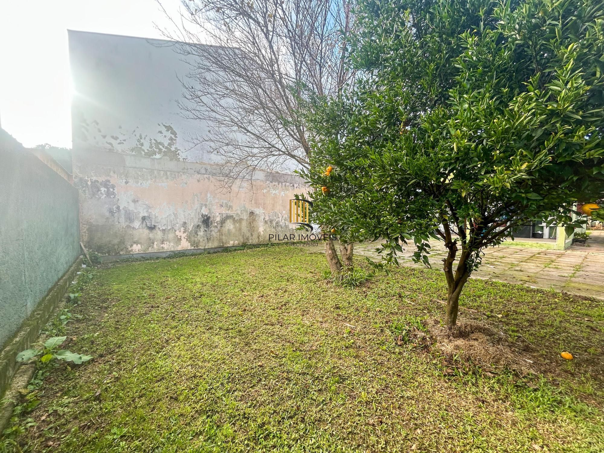 Casa 02 dormitórios e demais peças, amplo terreno plano com 300m².