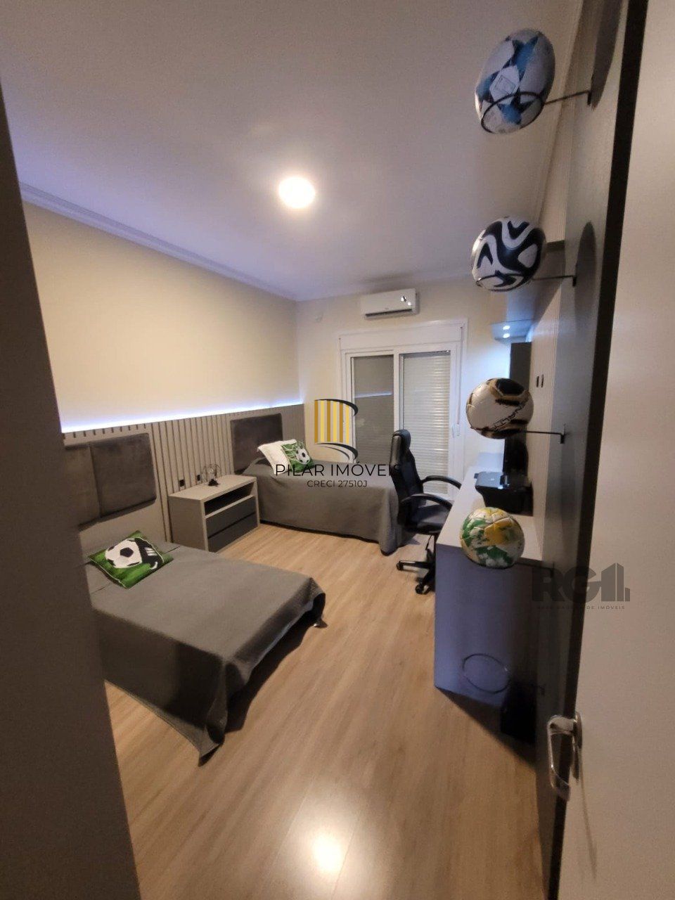 Casa com 3 quartos, 1 suíte, churrasqueira, lareira, 2 vagas de garagem, no bairro Hípica, Porto Alegre/RS
