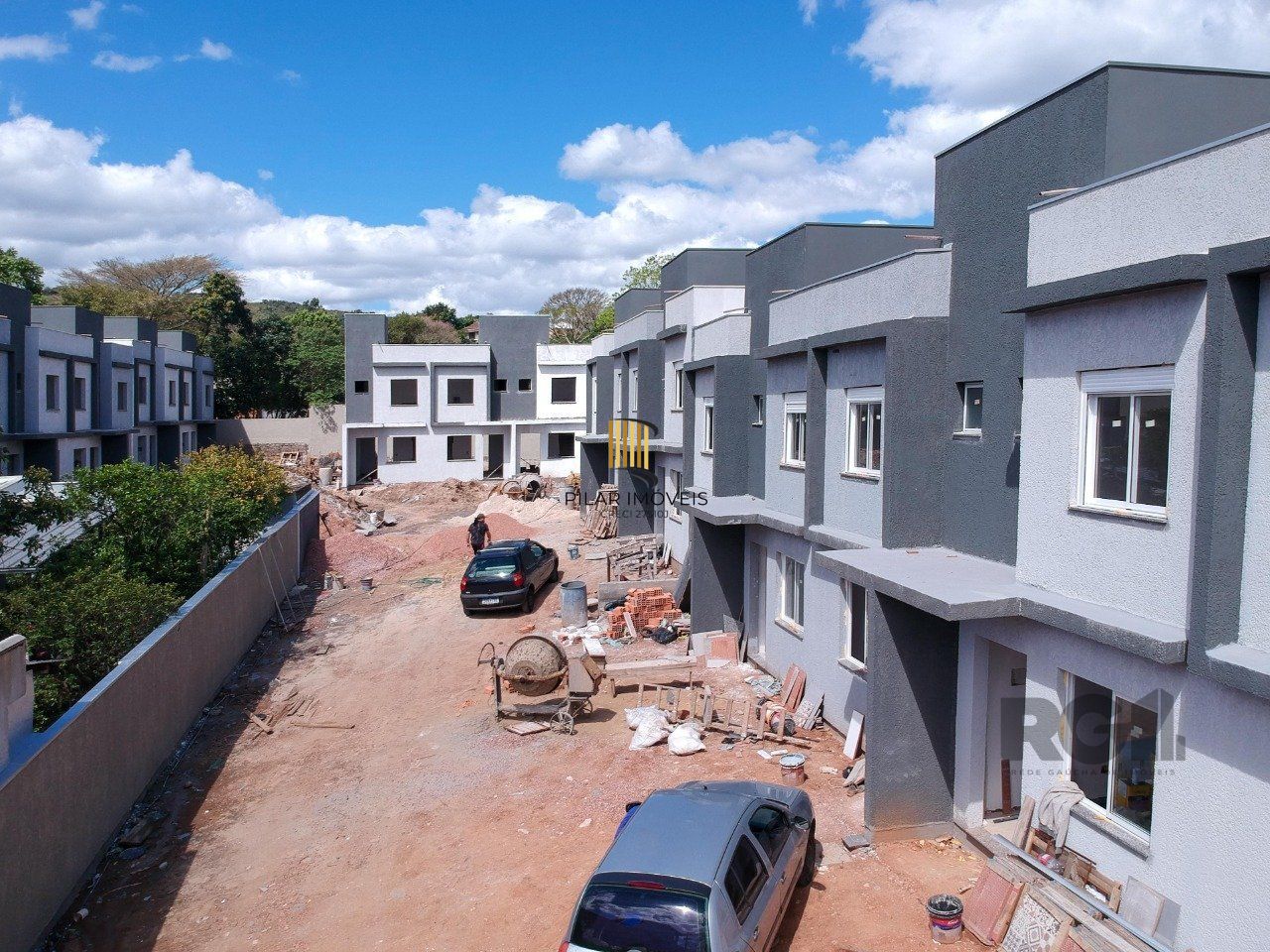 CASA ESTILO SOBRADO COM 2 QUARTOS E PÁTIO, À VENDA NO BAIRRO VILA NOVA, EM PORTO ALEGRE/RS