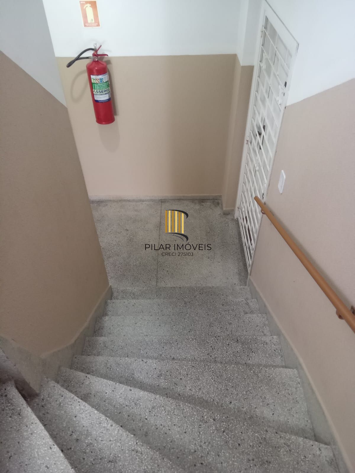 Apartamento de 3 dormitórios ,1 vaga rotativa ,portaria 24 horas , ultimo andar sem elevador !