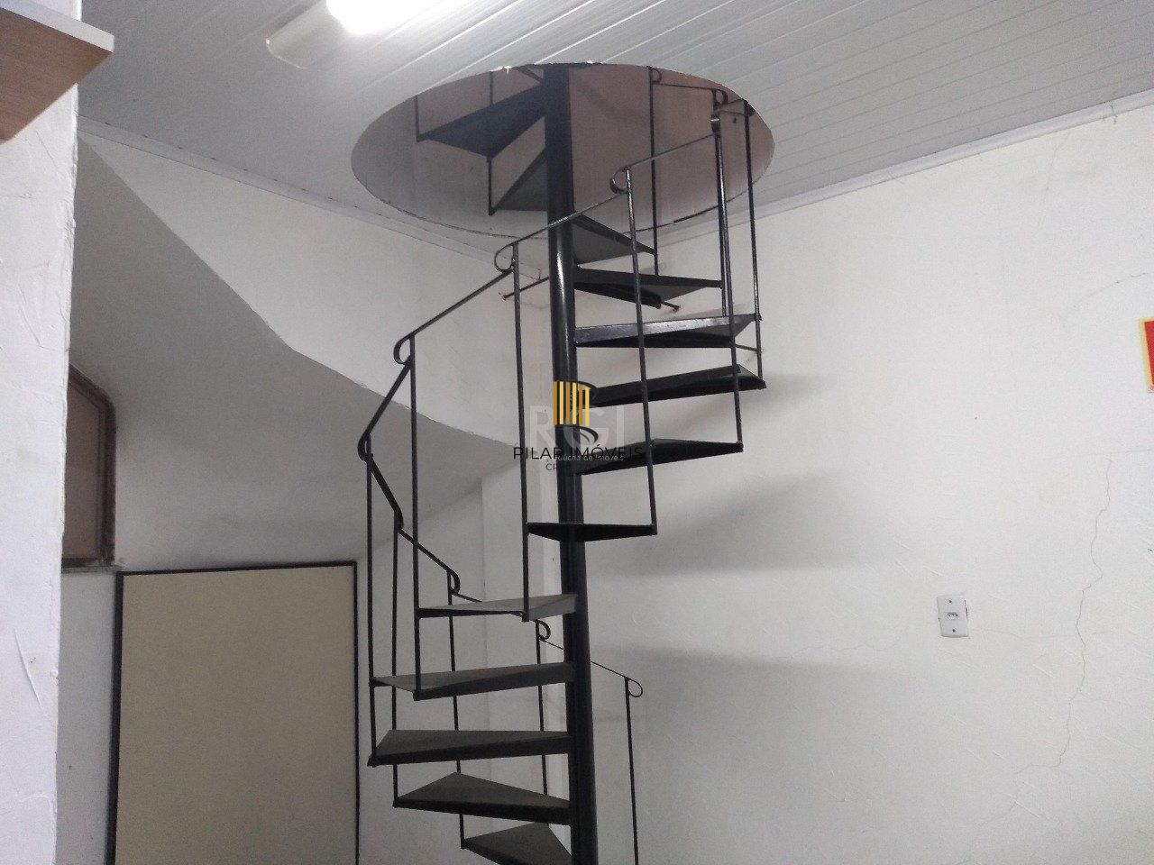 Casa para Venda - 274m², 3 dormitórios, sendo 1 suites, 3 vagas - Guarujá, Porto Alegre