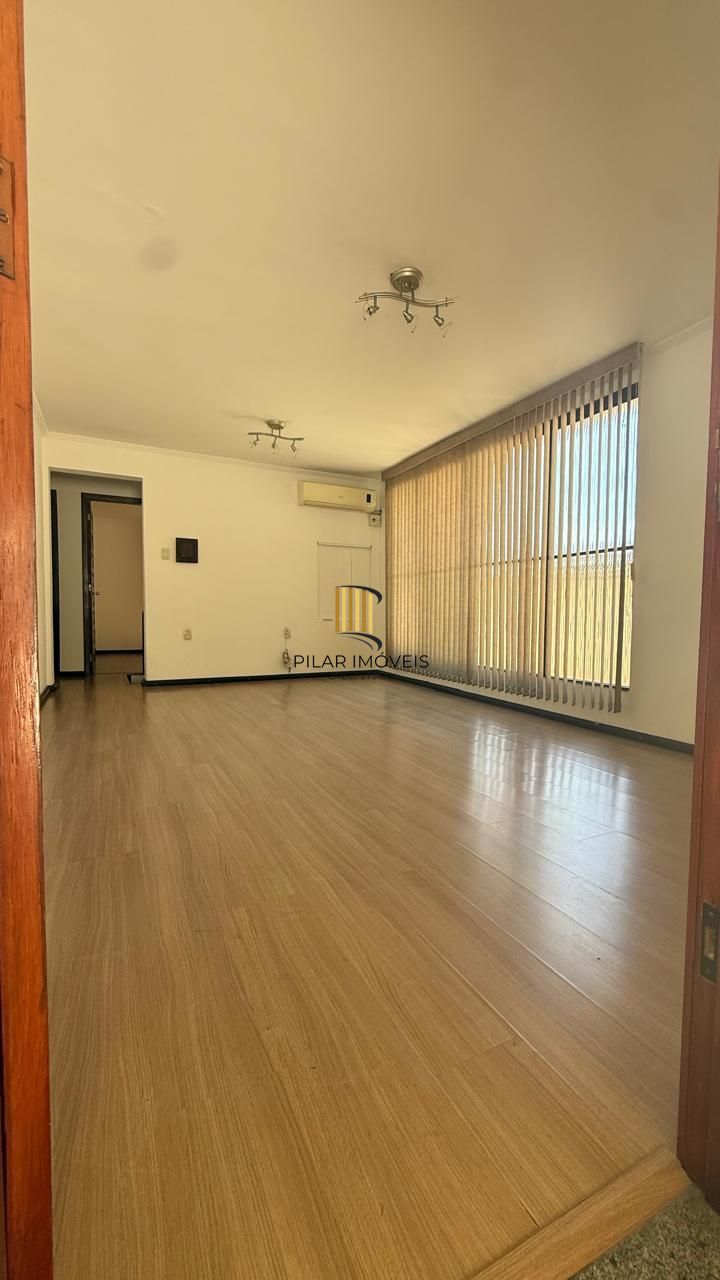 CASA 3 DORMITÓRIOS 4 BANHEIROS 4 VAGAS 1 SUÍTE, PÁTIO NO BAIRRO MEDIANEIRA PORTO ALEGRE/RS