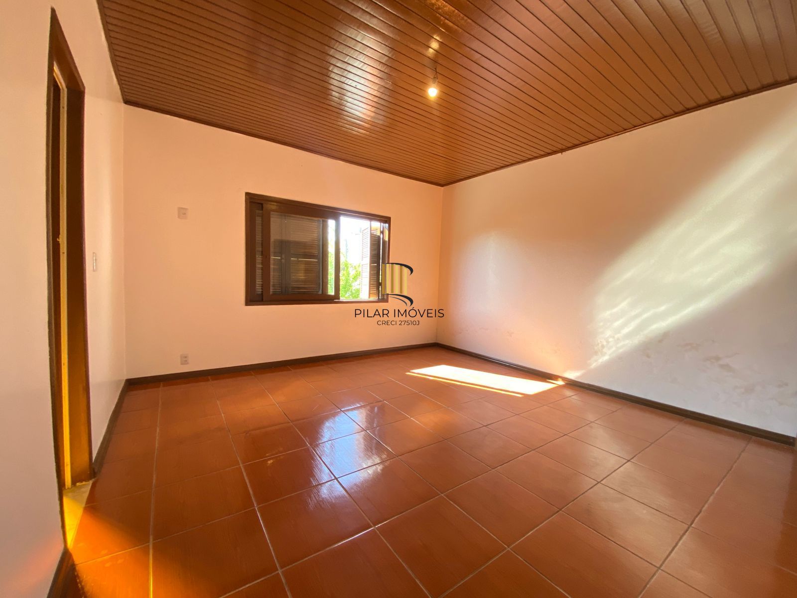 Casa de (3)três quartos, sendo uma suíte com duas vagas de garagem.