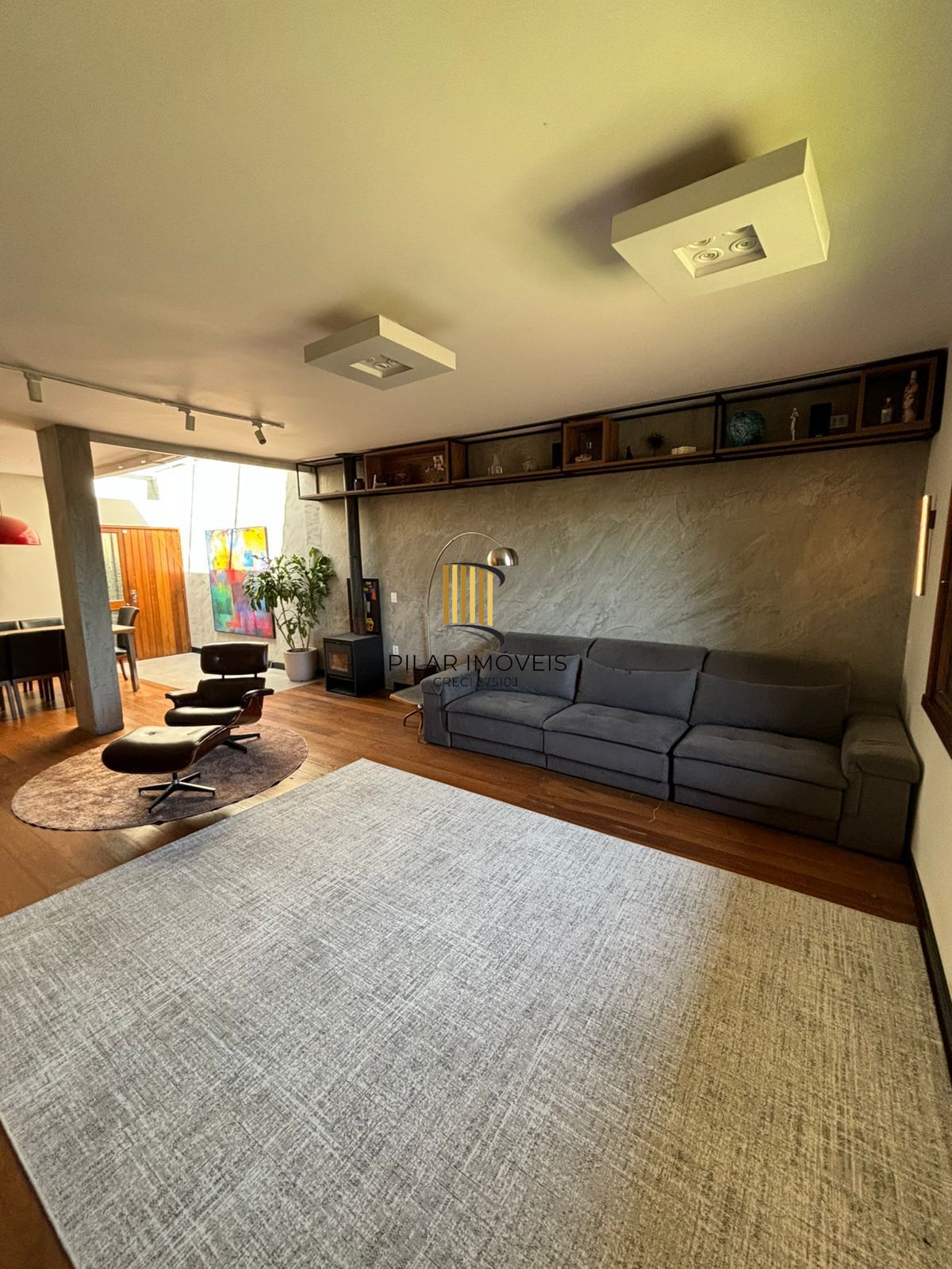Casa 4 dormitórios, 1 suíte, 03 vagas, Bairro Três Figueiras, Porto Alegre.