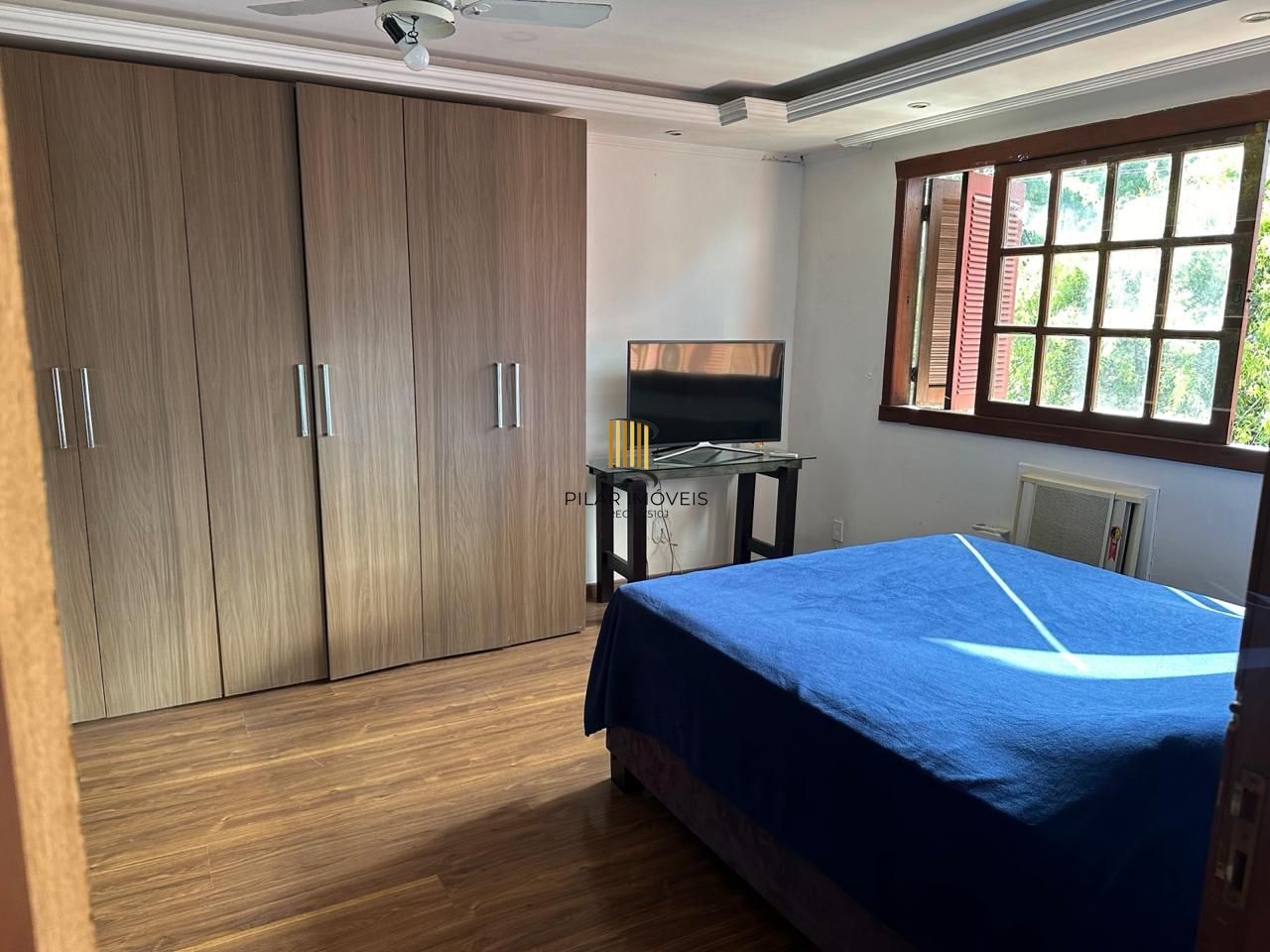 Casa com 03 quartos e 02 vagas de garagem
