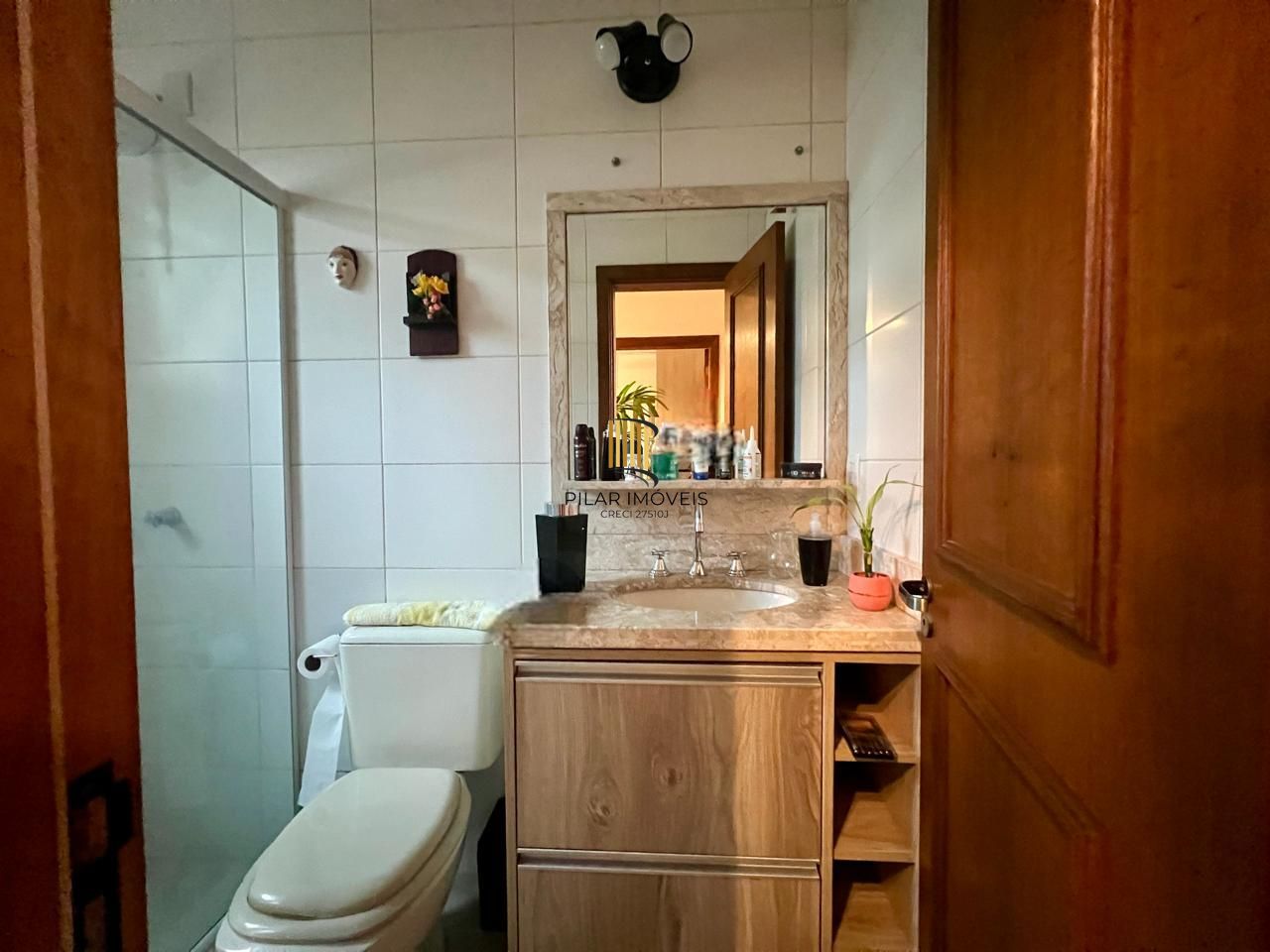 Casa em condomínio 2 dormitórios sem um com closet, vaga coberta, no bairro Cel. Aparicio Borges.