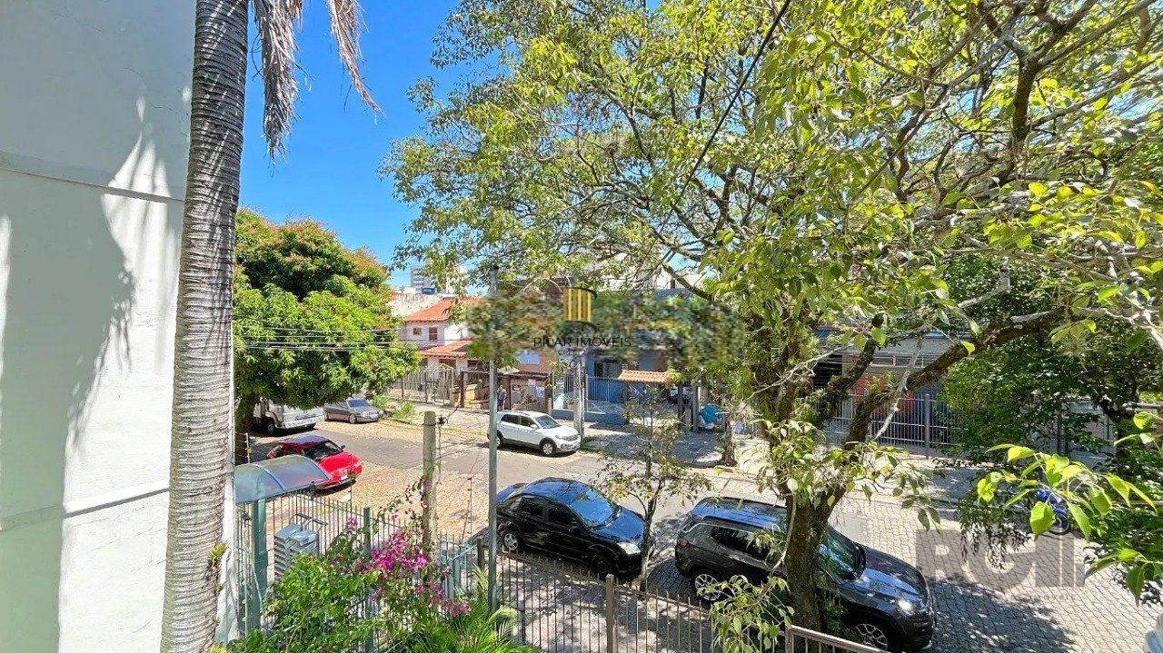 casa com 3 dormitórios, sendo 1 suíte, vaga para 4 carros, no bairro Santana