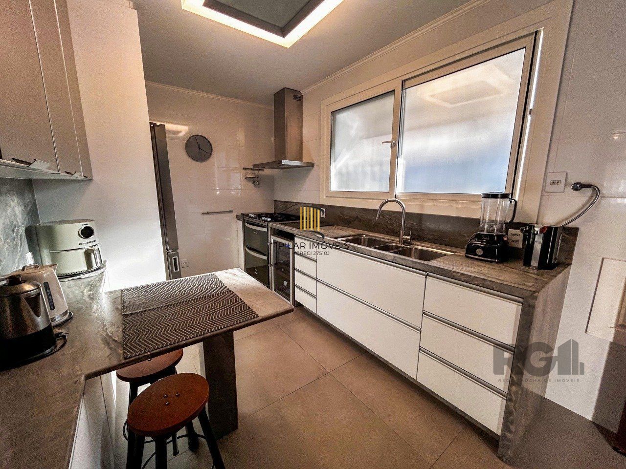 Casa 3 dormitórios, suíte, lareira, churrasqueira,, pátio, vaga garagem com 309 m² privativos.