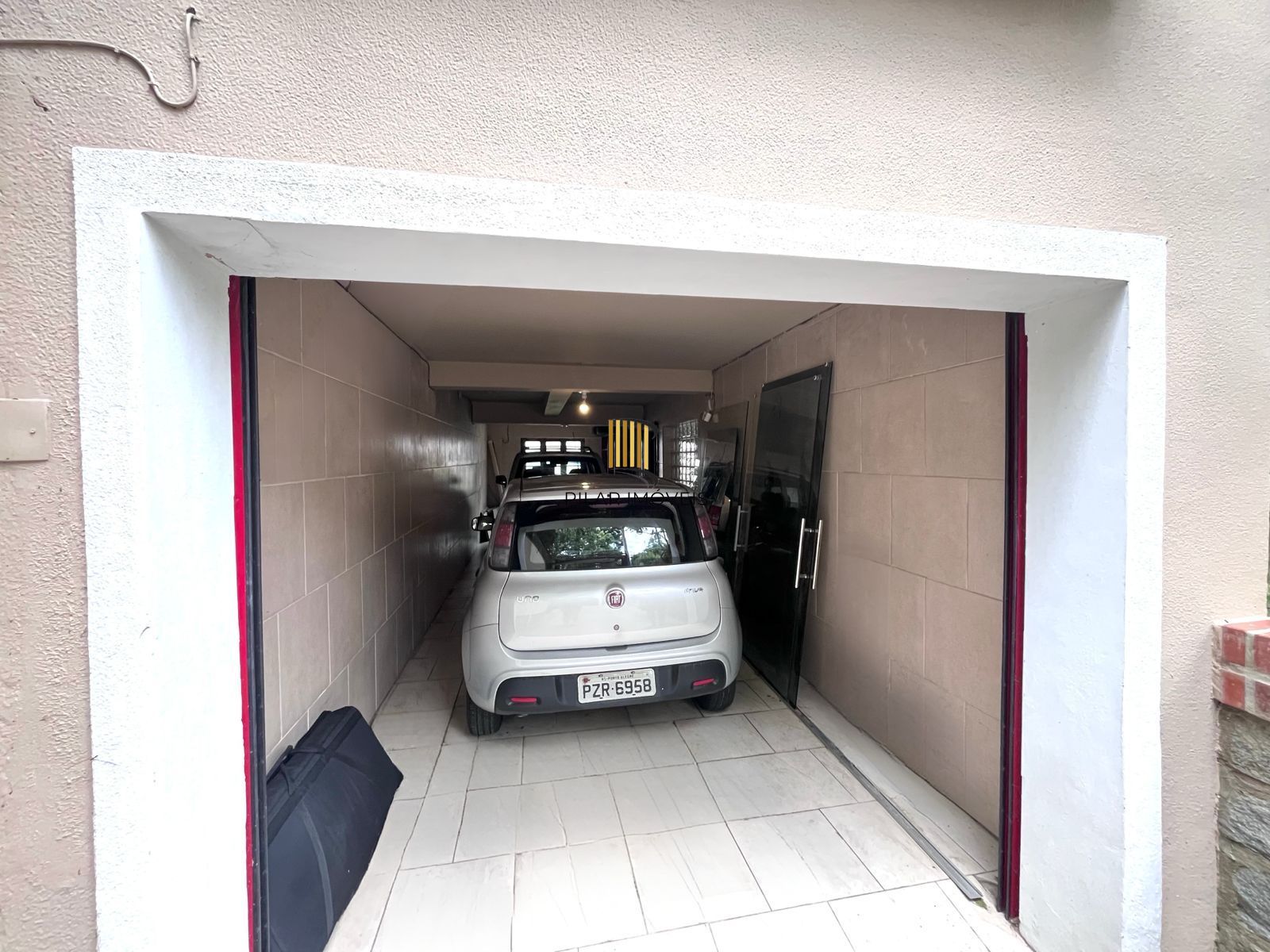 Casa com 04 quartos (01 suíte) 02 vagas no Bairro Jardim Sabará em Porto Alegre