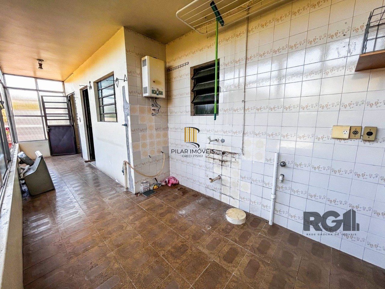 Casa com 2 salas comerciais, 3 quartos, vaga de garagem churrasqueira, suíte, no bairro Cavalhada, Porto Alegre/RS