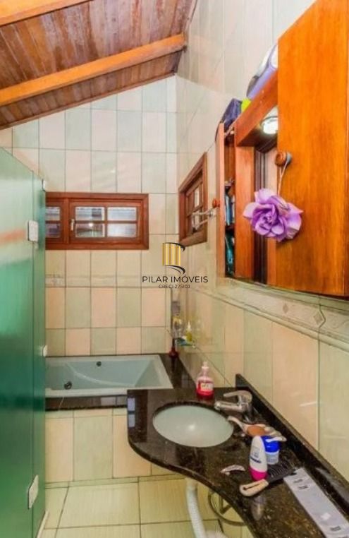 Casa de 3 dormitórios , com suíte , banheiro social , 2 apartamentos de 1 dormitório nos fundos ,vaga para 3 carros !