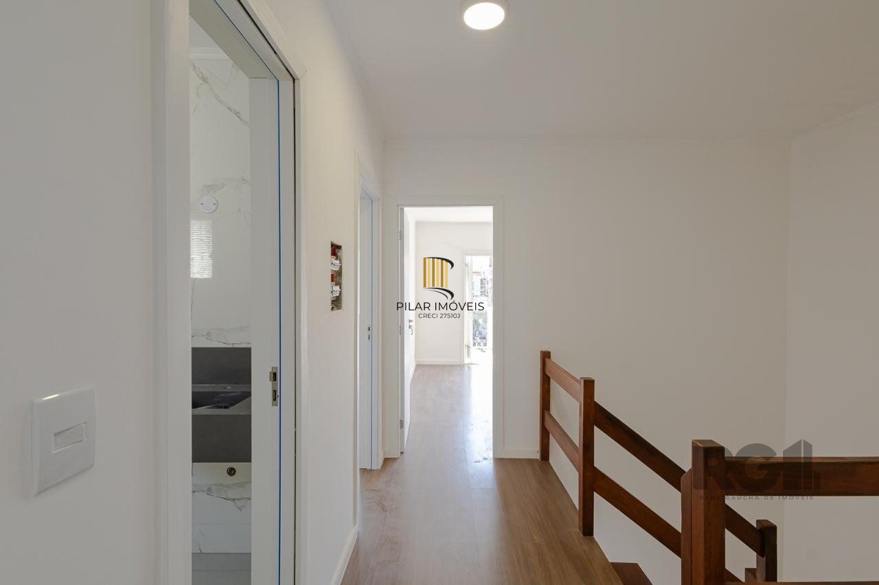 Casa de 3 dormitórios, suíte no bairro Teresópolis com 4 vagas de garagem