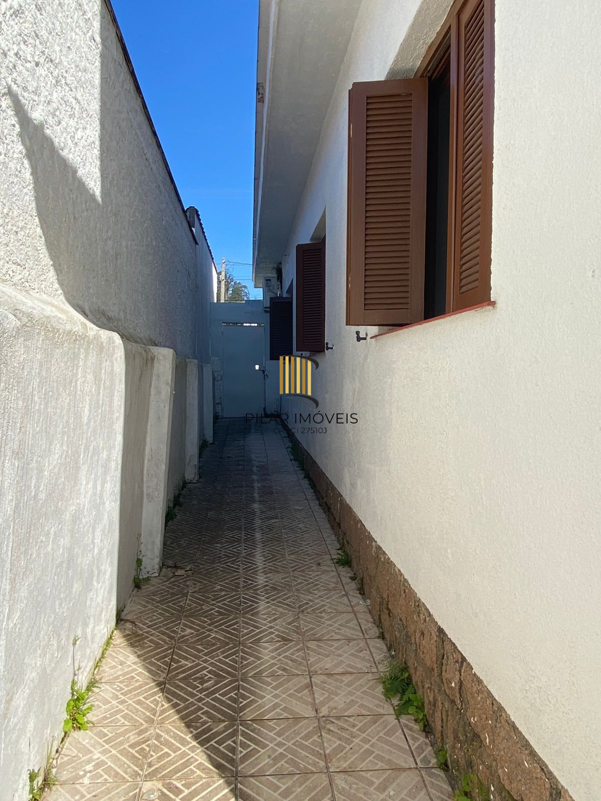 Casa de (3)três quartos, sendo uma suíte com duas vagas de garagem.
