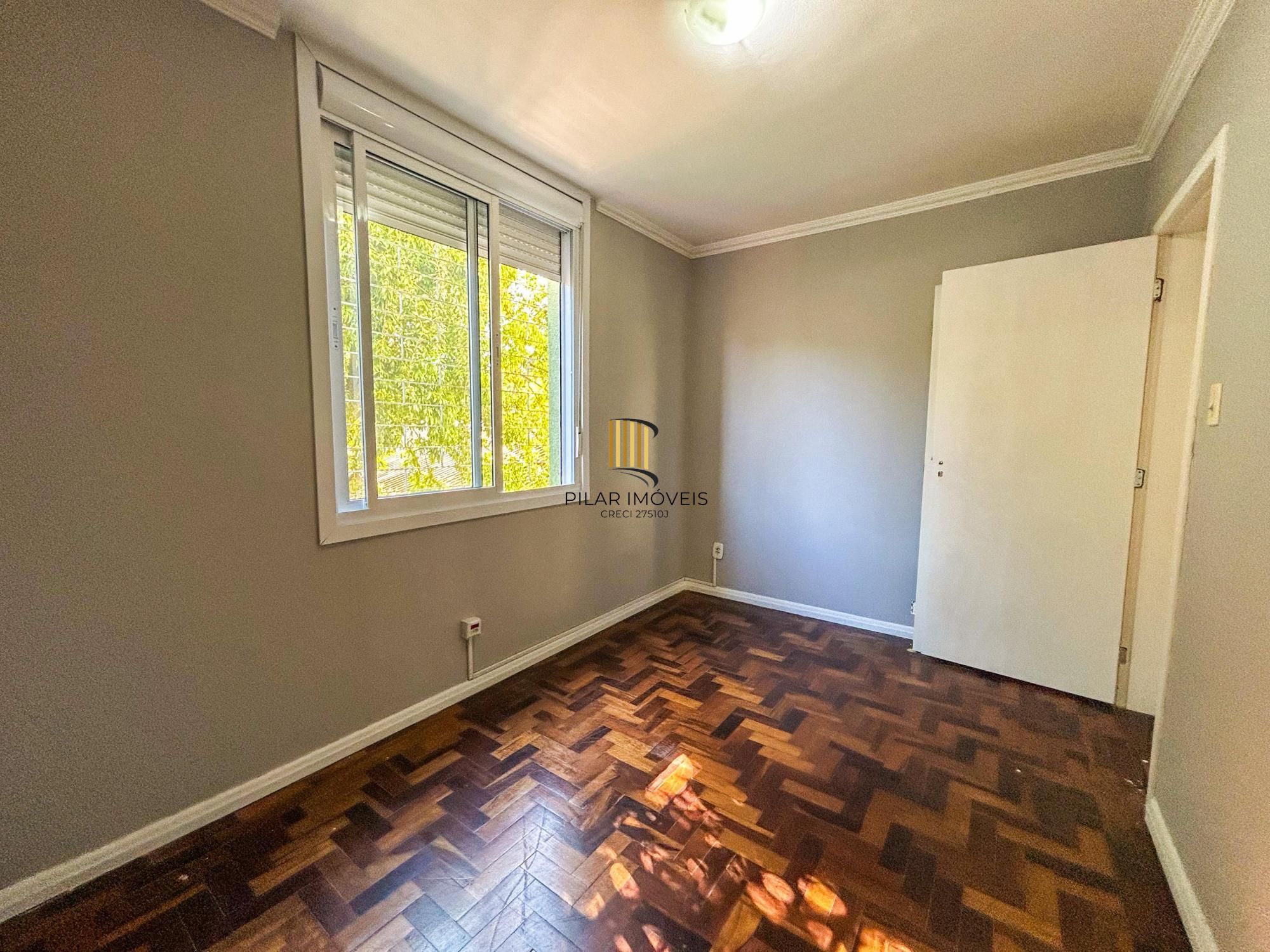 Ótimo apto 03 dormitórios, transformados em 2 dormitórios com living estendido no BAIRRO CRISTAL