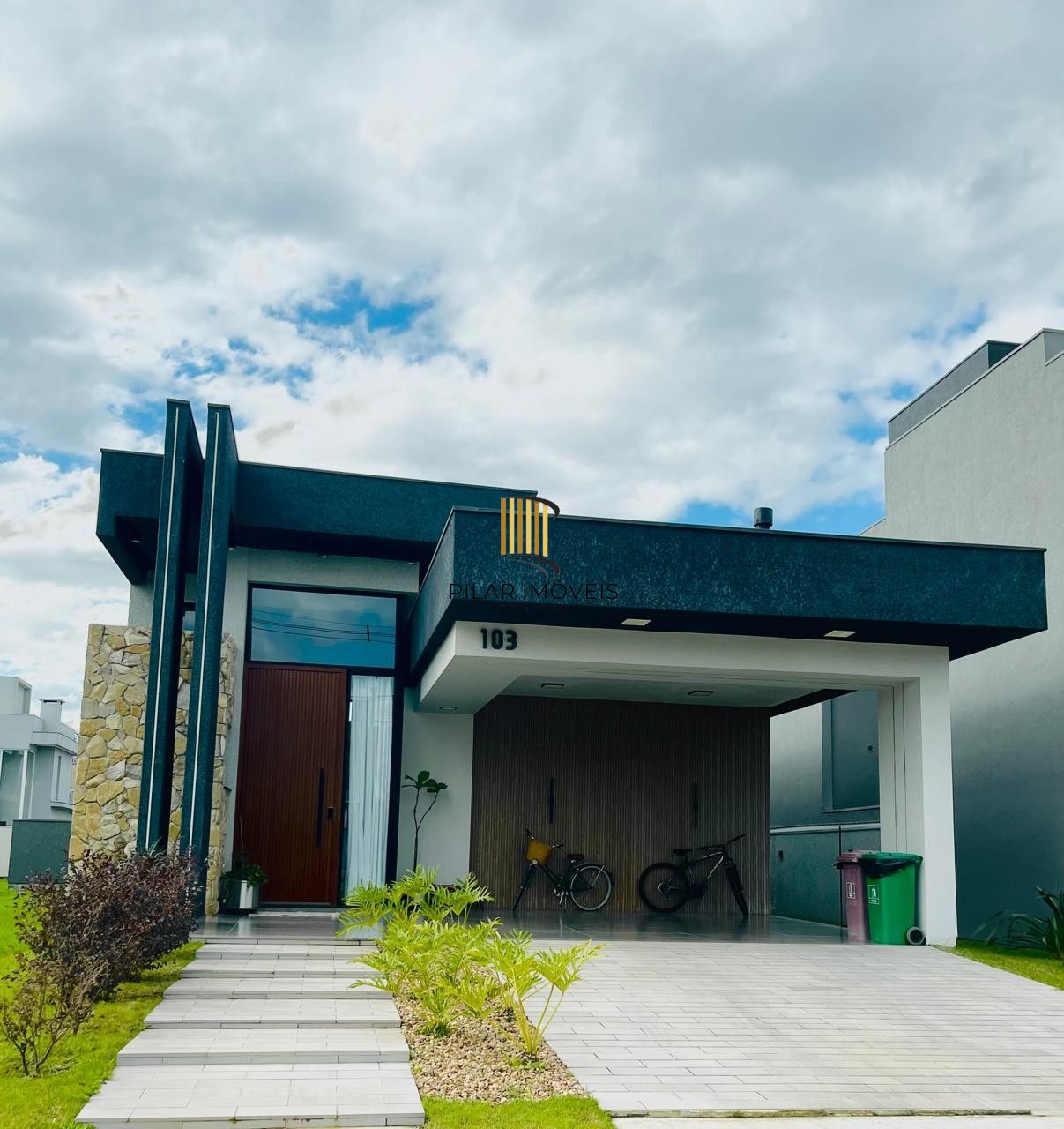 CASA EM CONDOMINIO TÉRREA,  3 SUÍTES 4 VAGAS DE GARAGEM, EM GRAVATAI RS