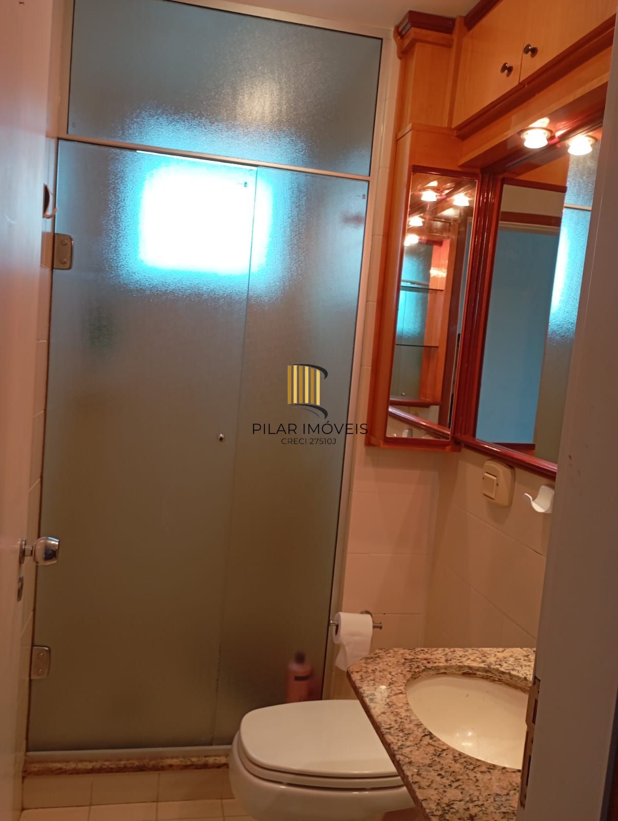 Apartamento com 02 quartos e 01 vaga coberta no Bairro Menino Deus, Porto Alegre