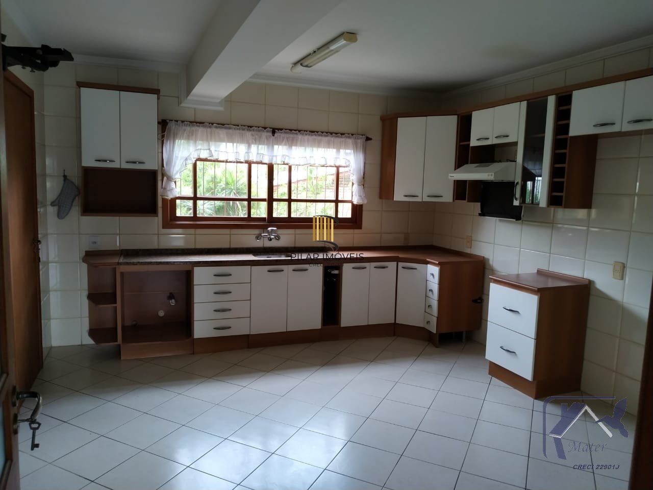 CASA COM 220m², 3 DORMITORIOS, SUITE, 4 VAGAS DE GARAGEM COBERTAS, BAIRRO IPANEMA, EM PORTO ALEGRE, RS