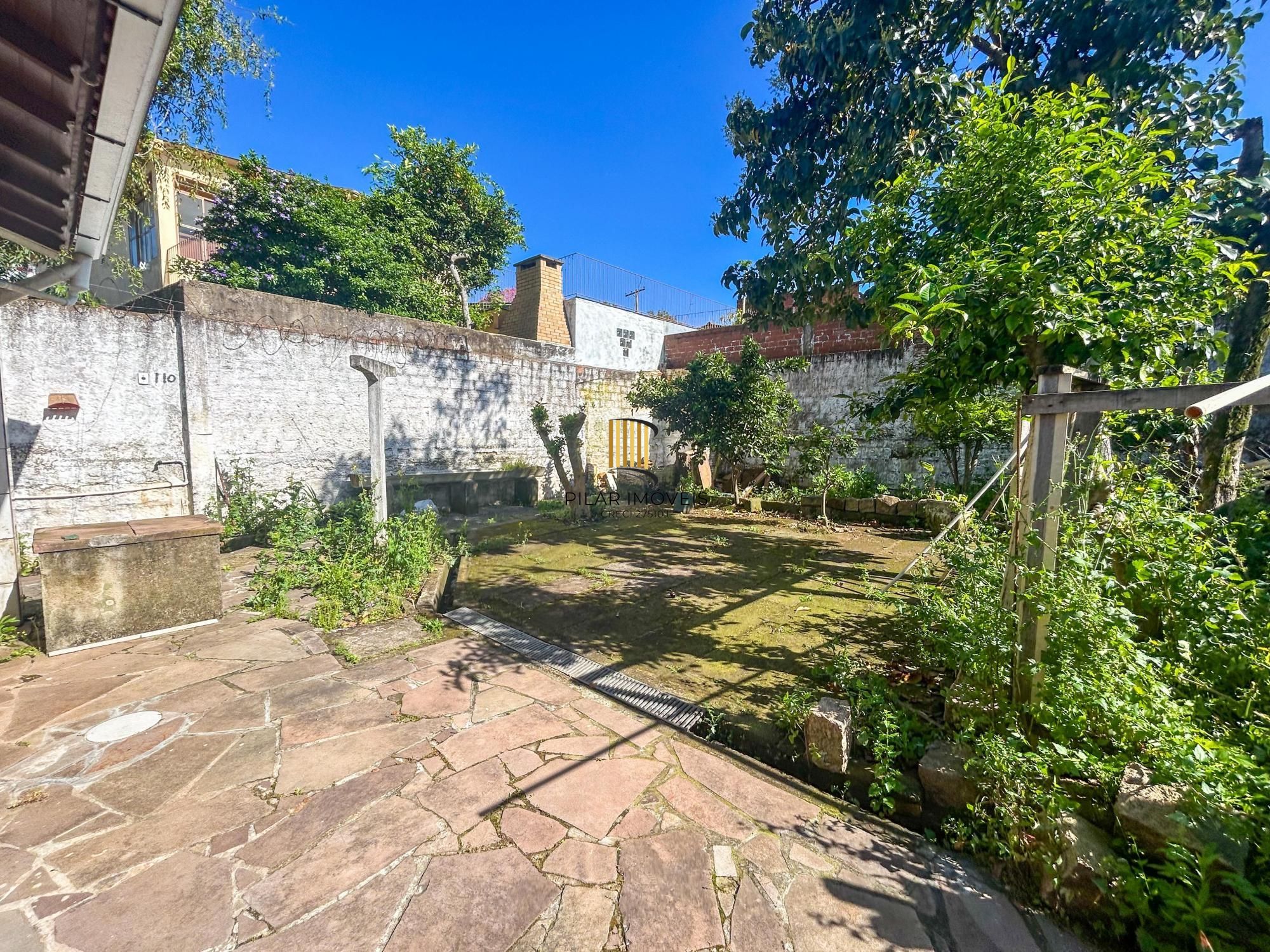 CASA 03 dormitórios, 01 suíte, terraço, pátio, garagens cobertas na VILA NOVA - ótima localização