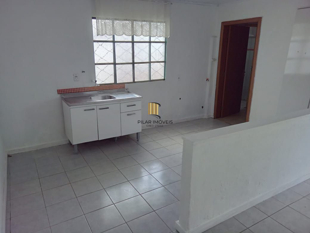 Casa com 2 dormitórios e 3 vagas de garagem !