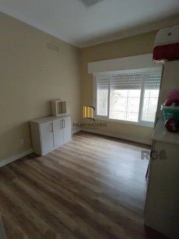 Excelente casa em Belém Novo na rua Eustáquio Inácio da Silveira próximo ao Colégio Glicério Alves. Casa grande com 3 quartos, escritório