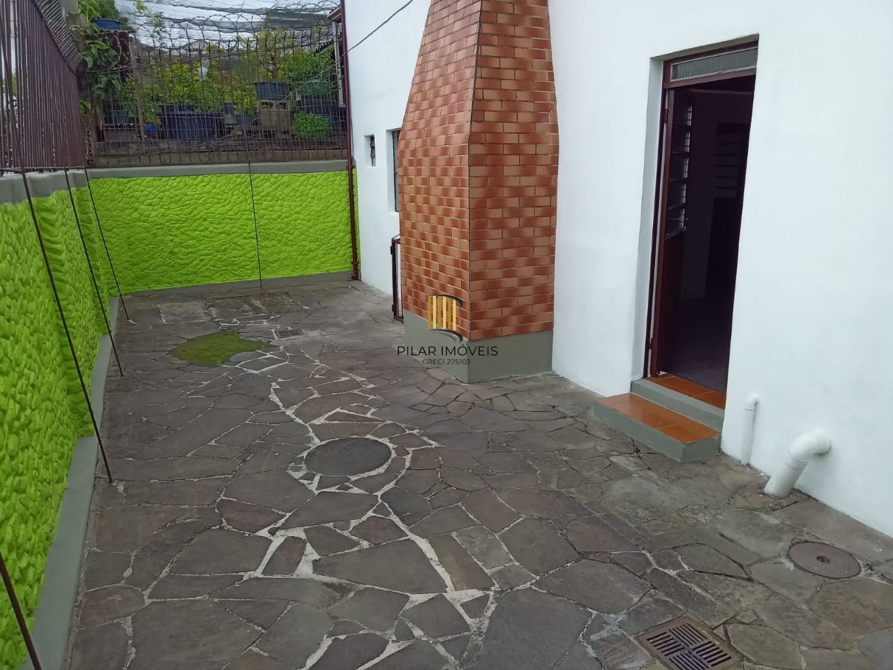 Casa com 3 dormitórios , 2 vagas de garagem fechada !