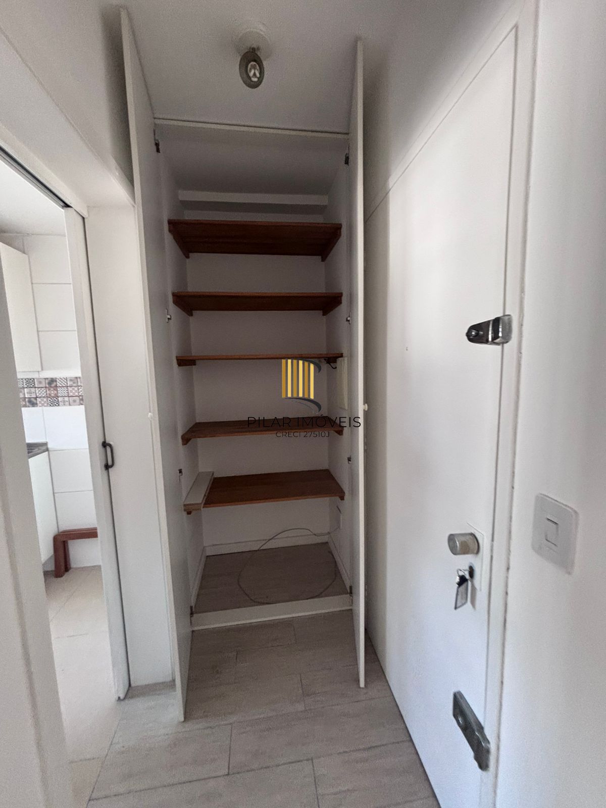 Apartamento de 2 dormitórios reformado com garagem escriturada fechada ,área privativa de 60,65