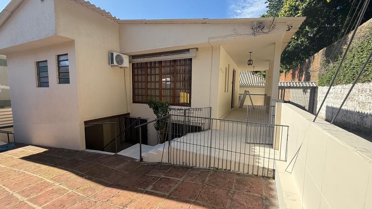 CASA 3 DORMITÓRIOS 4 BANHEIROS 4 VAGAS 1 SUÍTE, PÁTIO NO BAIRRO MEDIANEIRA PORTO ALEGRE/RS