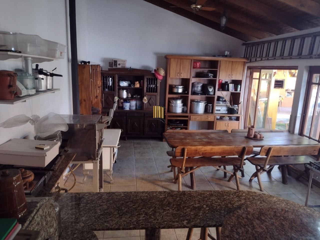 Casa para Venda - 693.6m², 5 dormitórios, sendo 3 suites, 4 vagas - Hípica