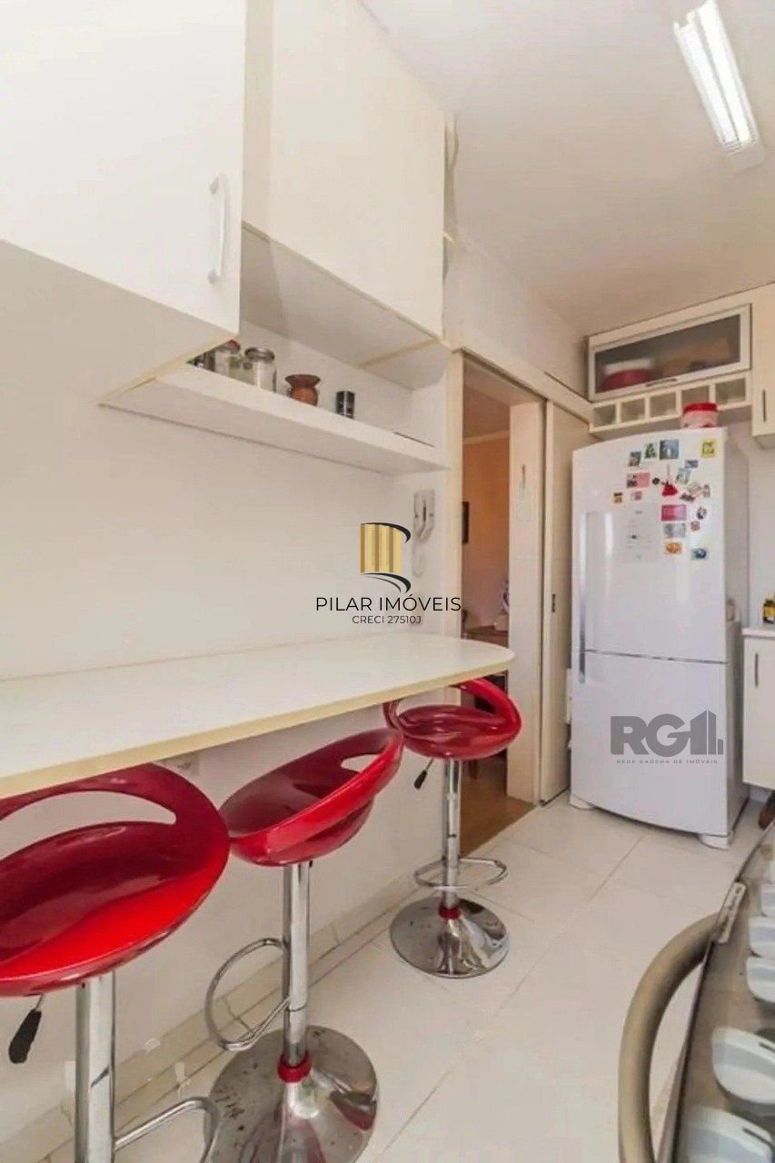 Apartamento com 02 quartos com 01 vaga de garagem coberta e escriturada.