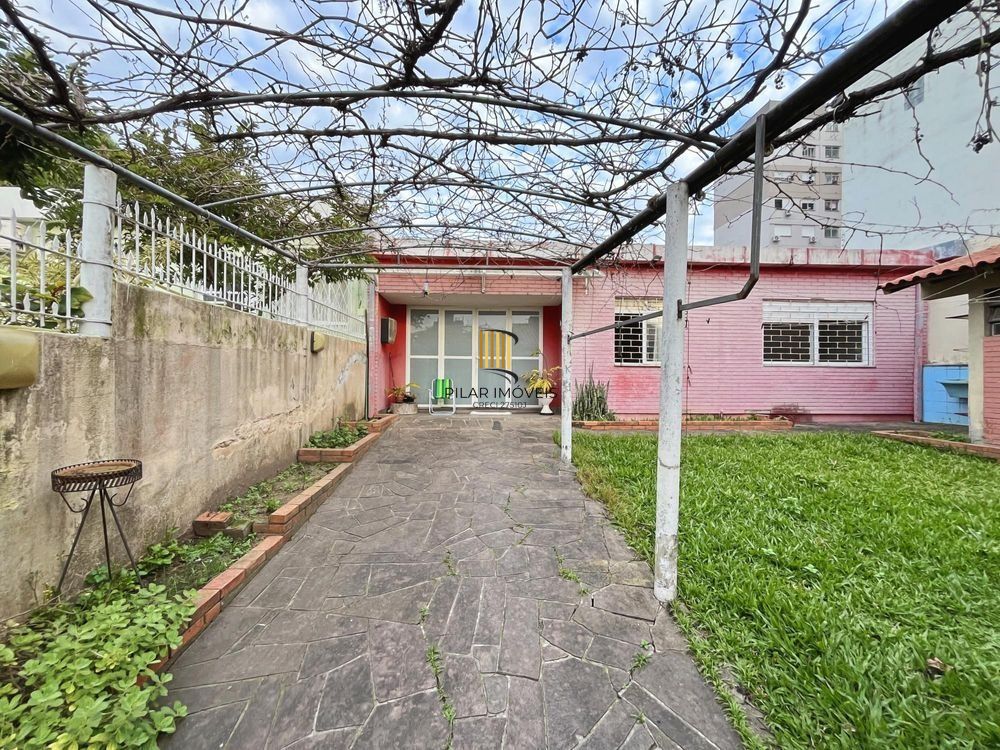 Casa ampla com piscina, adega, quiosque com churrasqueira e casa nos fundos (edícula).