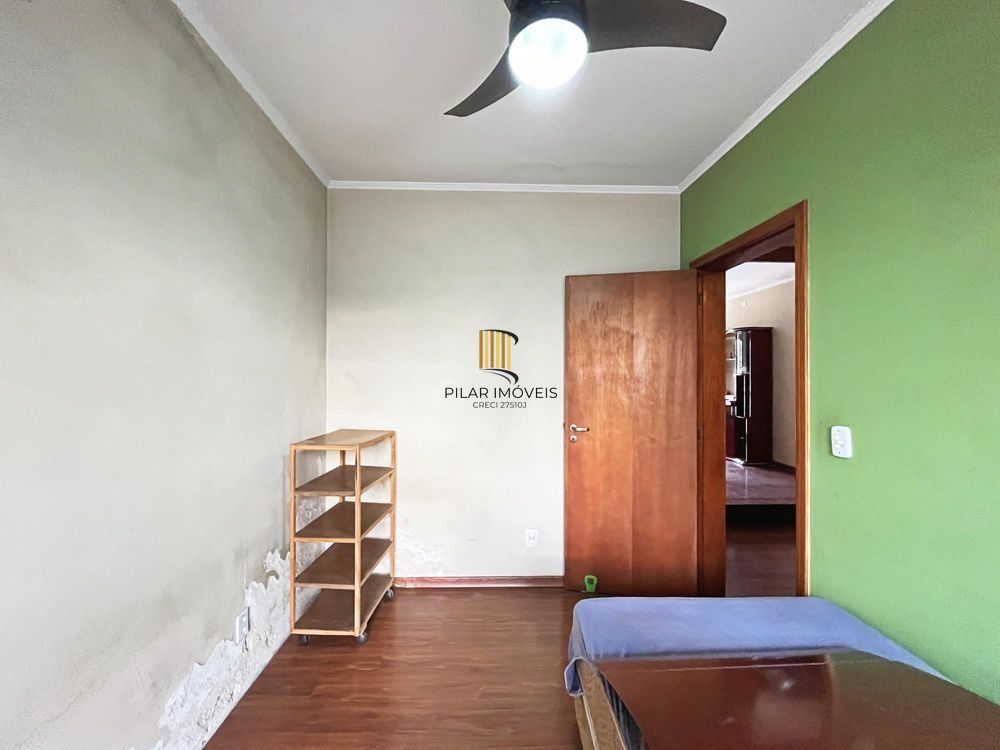 Casa ampla com piscina, adega, quiosque com churrasqueira e casa nos fundos (edícula).