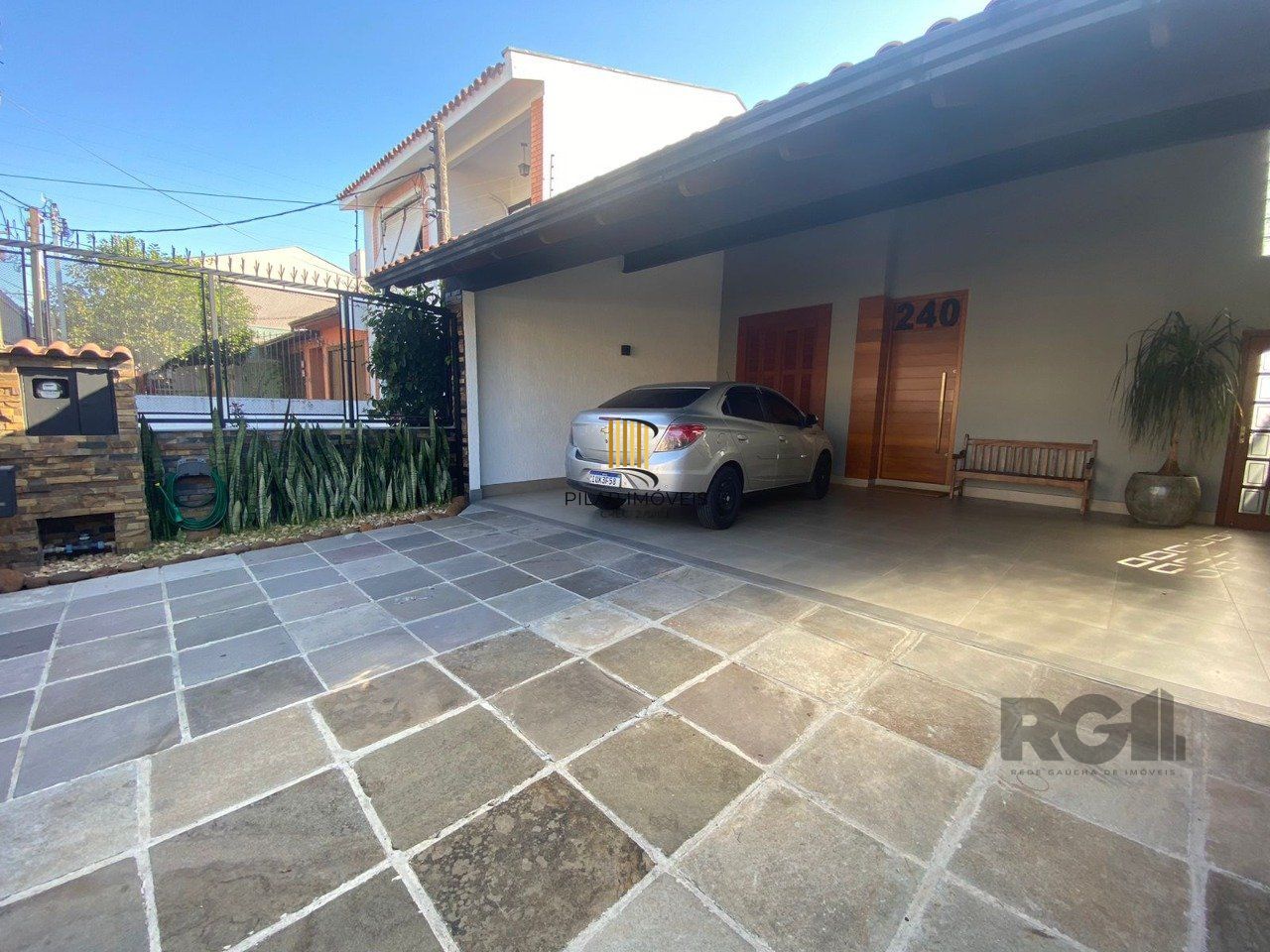 Casa 4 dormitórios no bairro Partenon