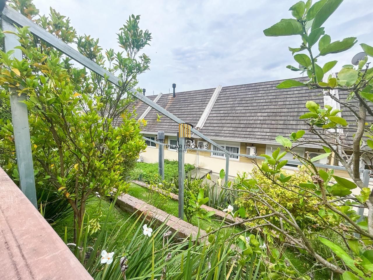 Casa em Condomínio com 03 quartos, 01 suíte e 02 vagas cobertas - Teresópolis