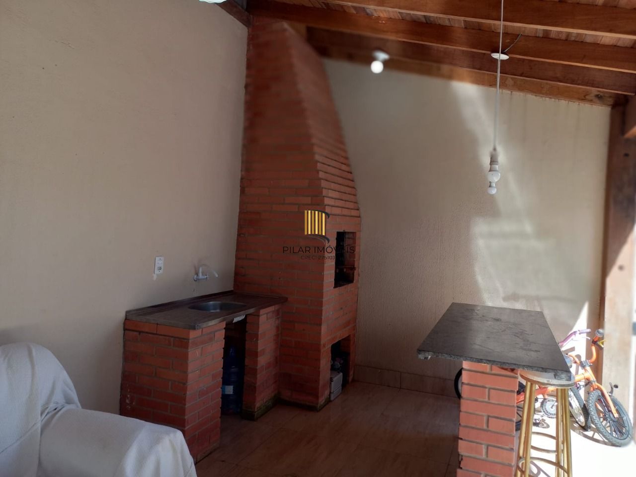 Duas casas no terreno com 2 vagas de garagem