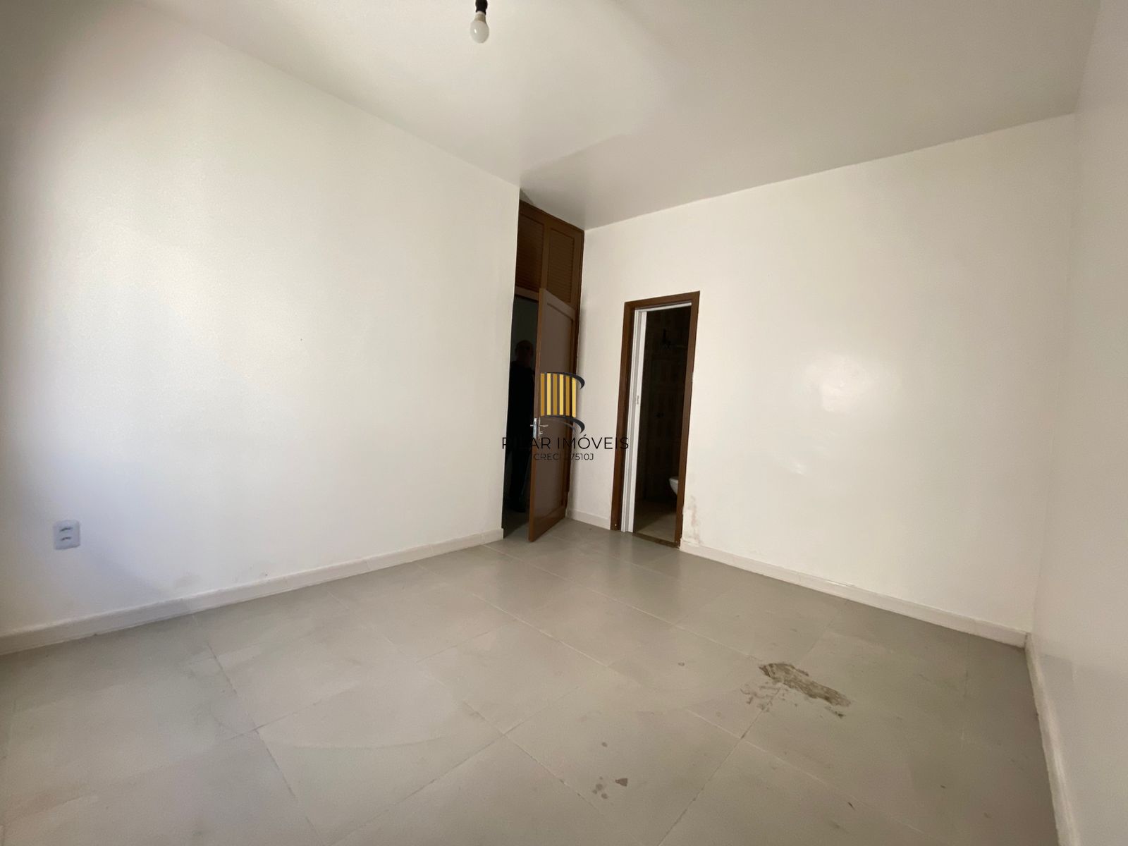 Casa de (3)três quartos, sendo uma suíte com duas vagas de garagem.