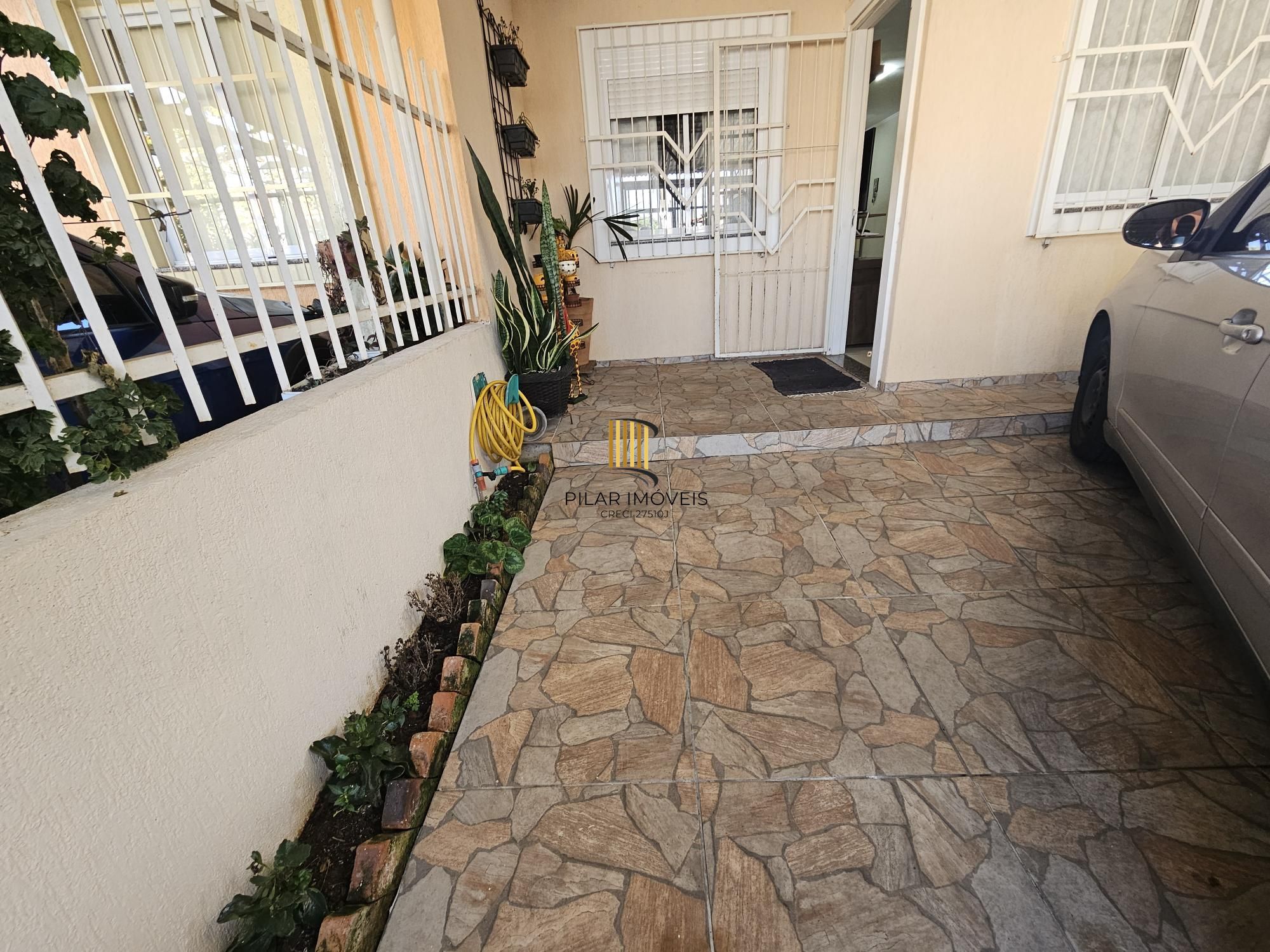 Oportunidade Única! Casa Residencial com 2 Quartos, 2 Banheiros e 2 Vagas de Garagem em Cachoeirinha, Rio Grande do Sul**