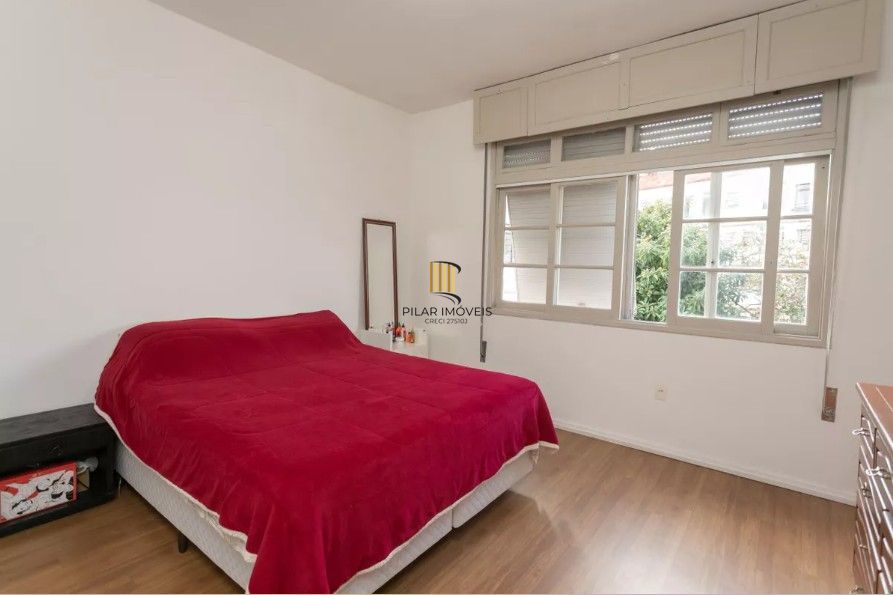 Amplo apartamento no Bairro Petrópolis com 2 vagas de garagem