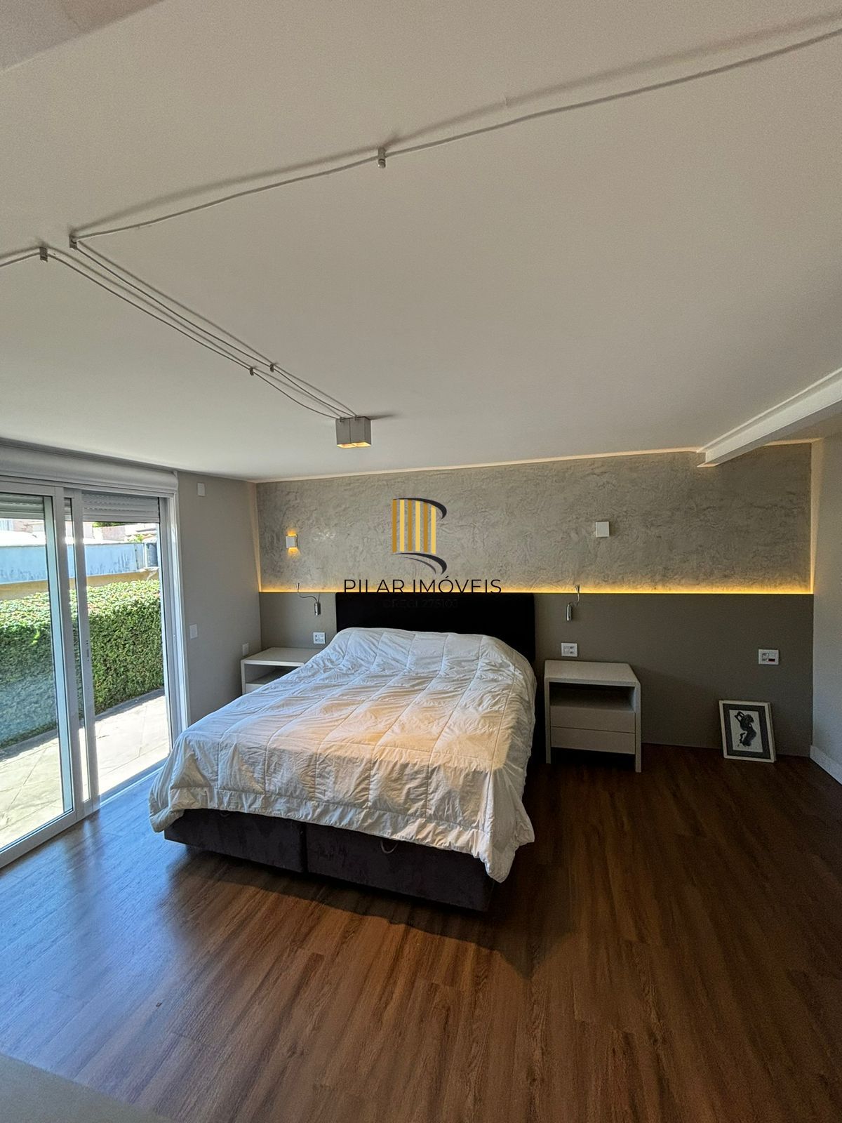 Casa 4 dormitórios, 1 suíte, 03 vagas, Bairro Três Figueiras, Porto Alegre.