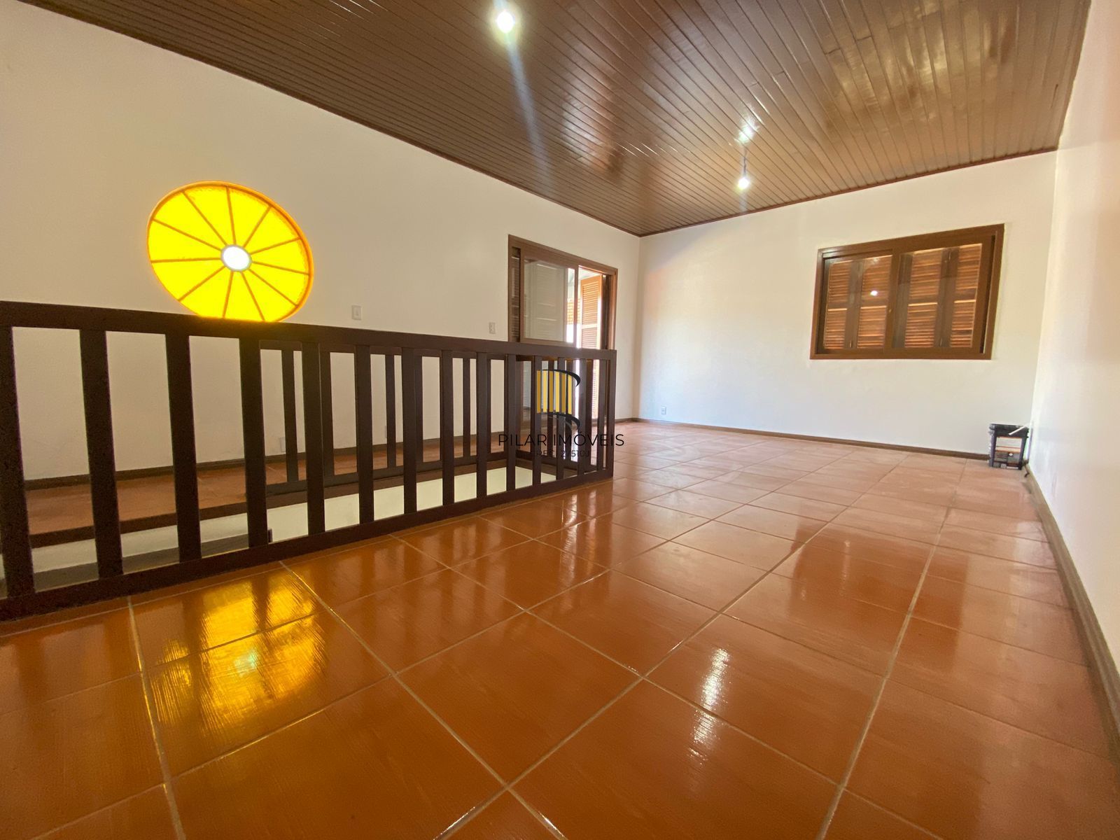 Casa de (3)três quartos, sendo uma suíte com duas vagas de garagem.