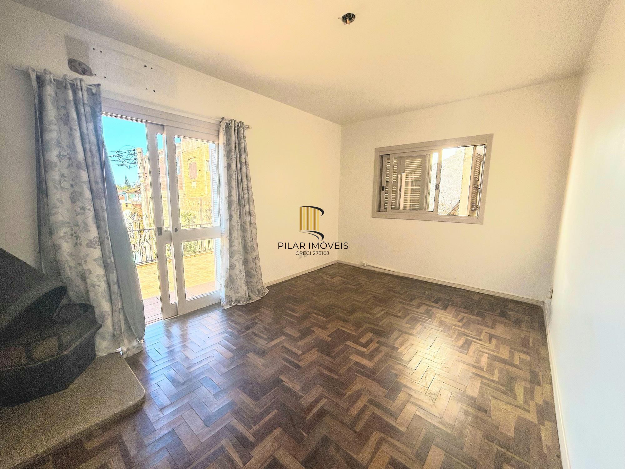 CASA 03 dormitórios, 01 suíte, terraço, pátio, garagens cobertas na VILA NOVA - ótima localização