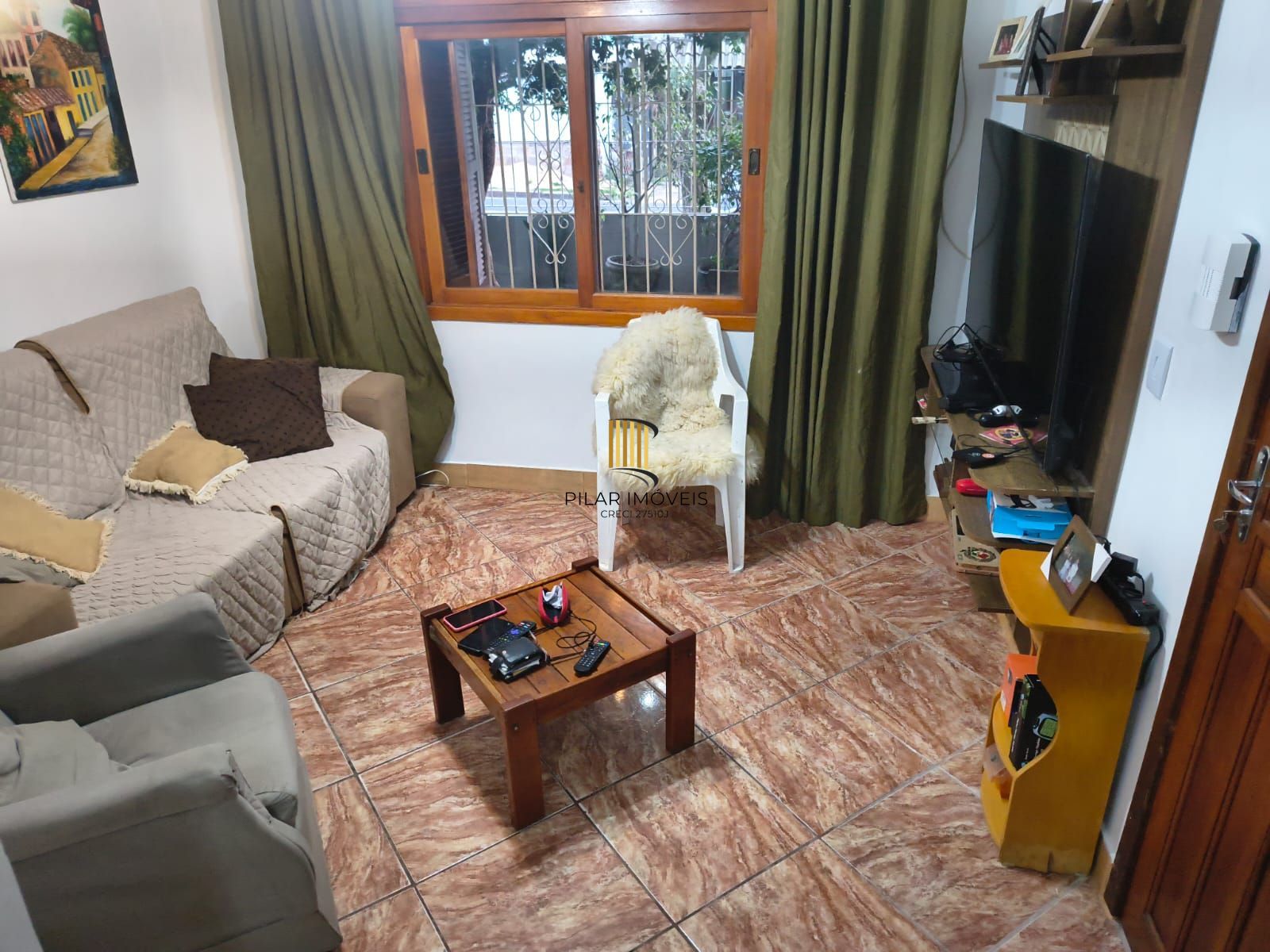 Casa com 2 vagas de garagem para carros pequenos