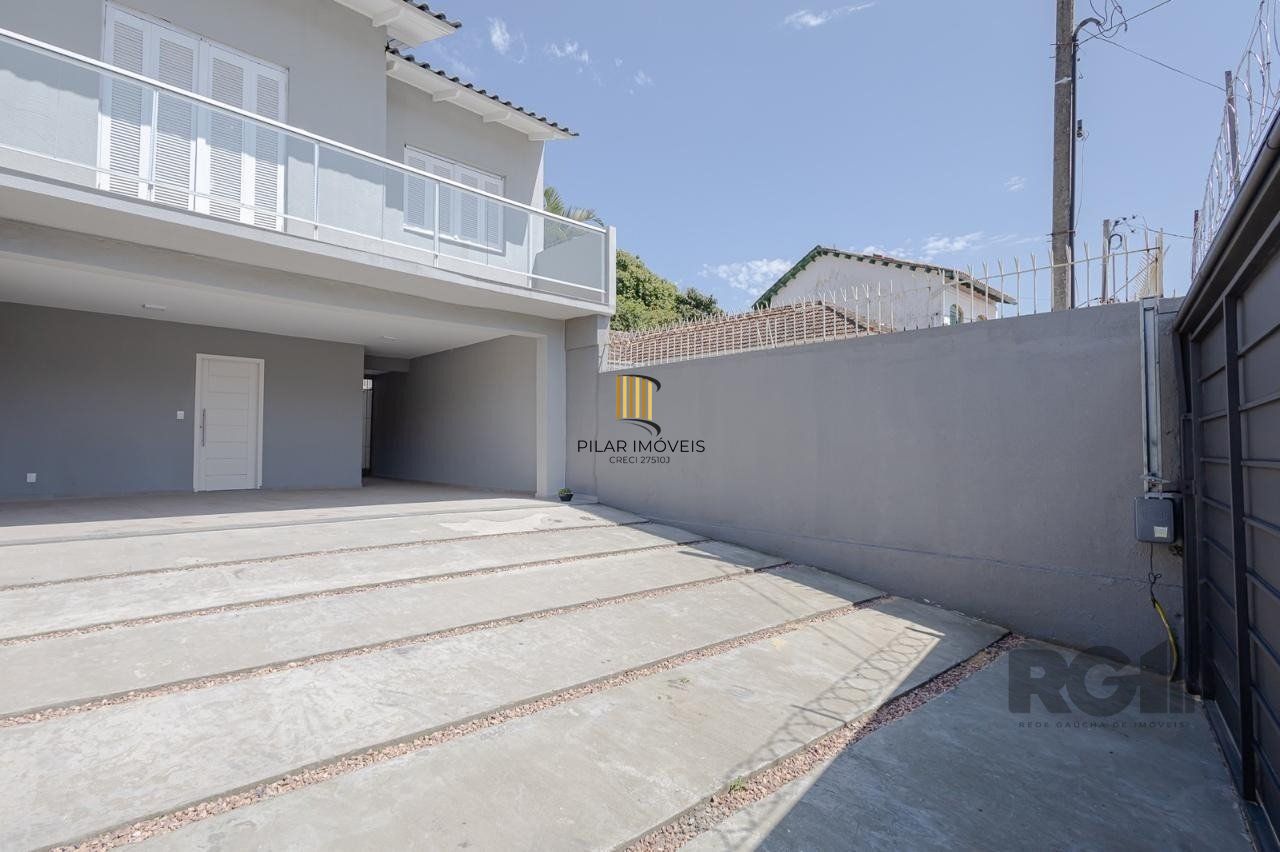 Casa de 3 dormitórios, suíte no bairro Teresópolis com 4 vagas de garagem