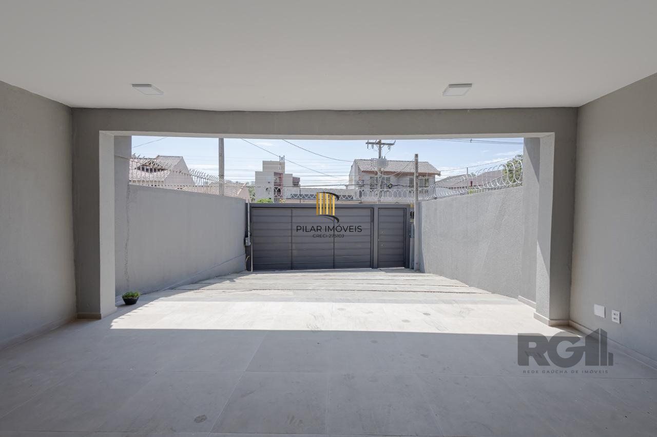 Casa de 3 dormitórios, suíte no bairro Teresópolis com 4 vagas de garagem