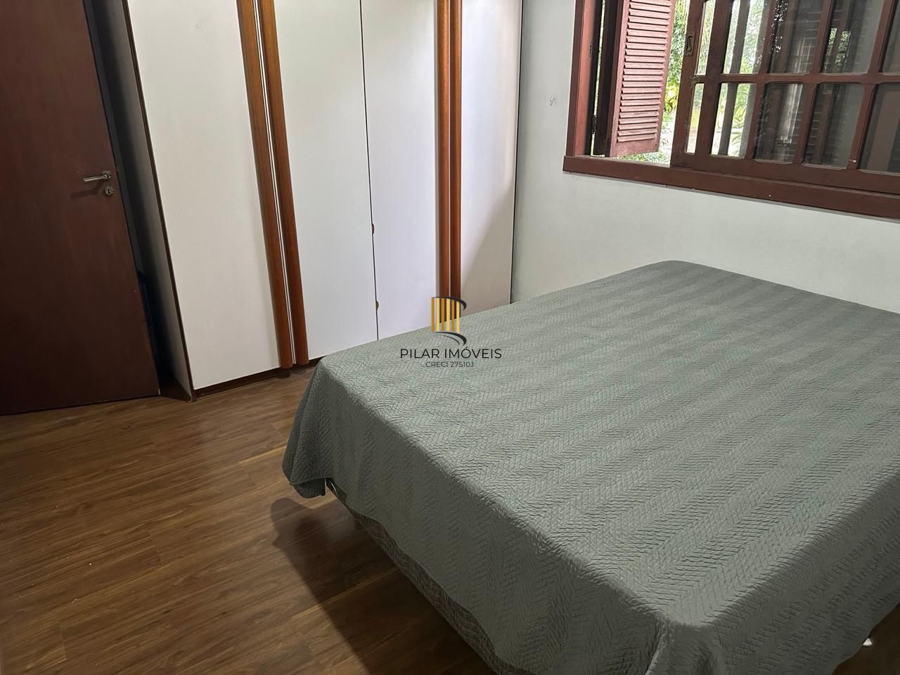 Casa com 03 quartos e 02 vagas de garagem
