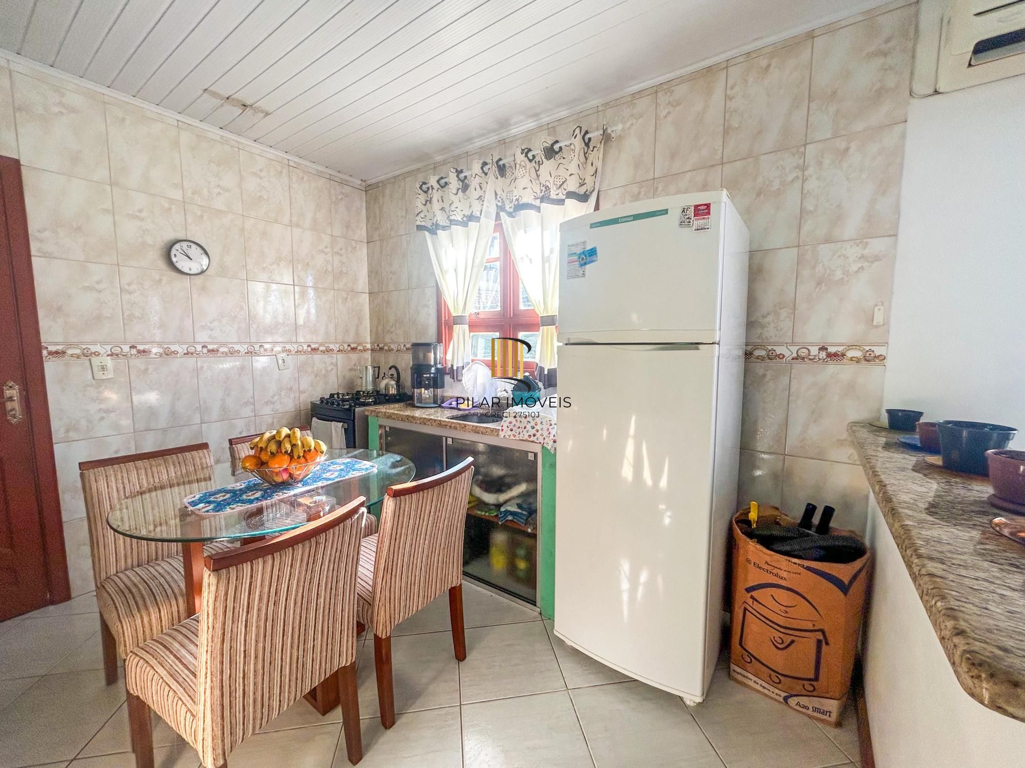 Casa 02 dormitórios e demais peças, amplo terreno plano com 300m².