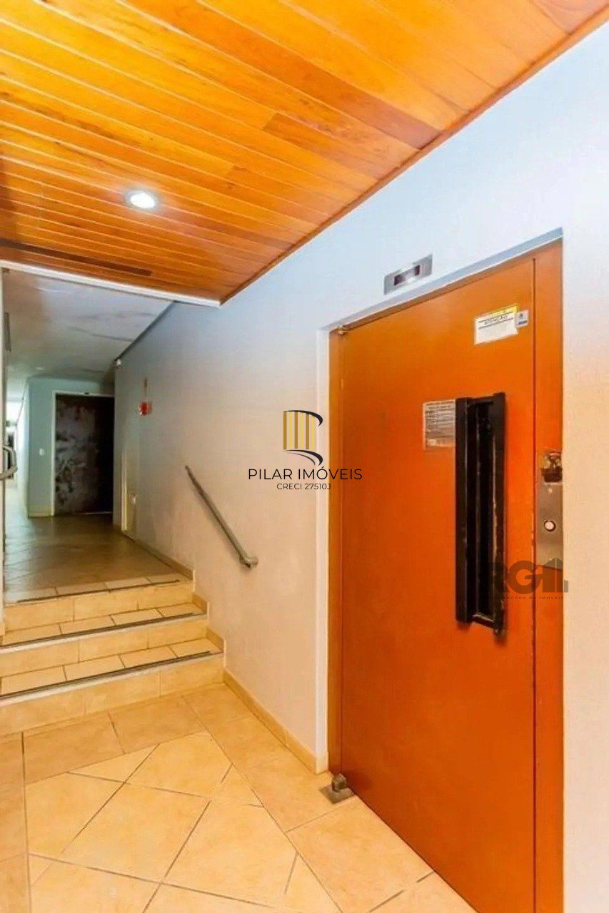 Apartamento com 02 quartos com 01 vaga de garagem coberta e escriturada.