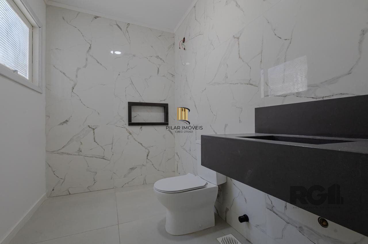 Casa de 3 dormitórios, suíte no bairro Teresópolis com 4 vagas de garagem