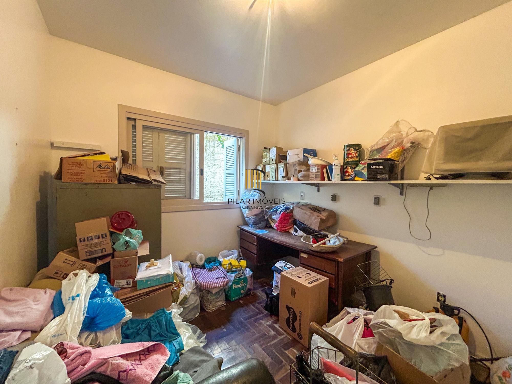 CASA 03 dormitórios, 01 suíte, terraço, pátio, garagens cobertas na VILA NOVA - ótima localização