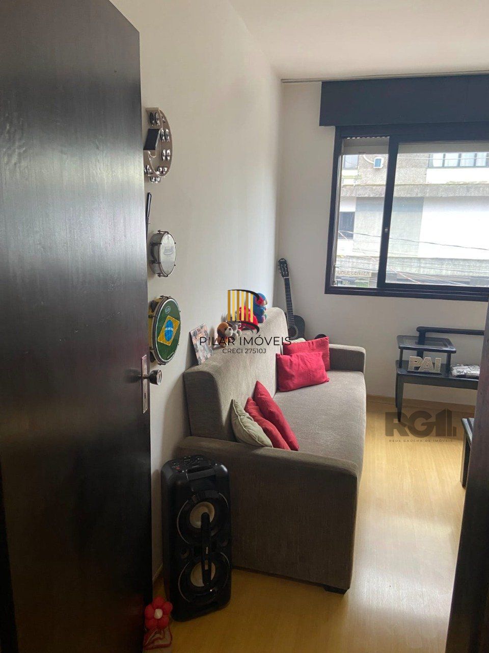 Apartamento de 2 dormitórios, sala, cozinha, banheiro, área de serviço com vaga de garagem escriturada e coberta